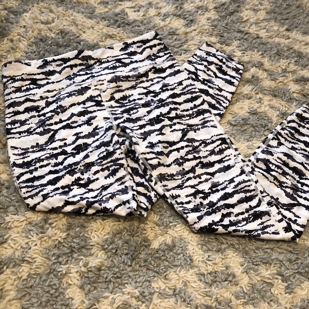 NWOT Fabletics White and Black Zebra Strip Crops